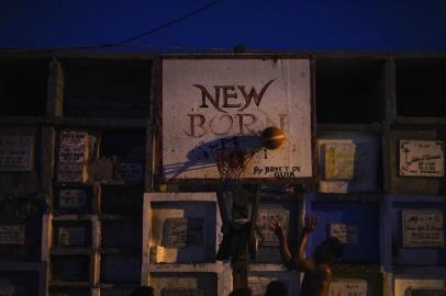 PHILIPPINES-DEB-ART-LSPRMen play basketball among the apartment tombs at Navotas City Cemetery in Manila, the Philippines, April 30, 2019. Basketball has been in the Philippines since the sportâs earliest days. And itâs everywhere you go, from churches to jails to the slums. (Chang W. Lee/The New York Times)Editoria: ILocal: MANILAIndexador: CHANG W. LEESecao: SFonte: NYTNSFotógrafo: STF