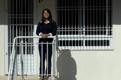  CAXIAS DO SUL, RS, BRASIL, 10/06/2019Andressa Santos Branco teve sua história de vida transformada ao passar pelo projeto Anjos Voluntários na sua infância. Pauta faz parte da preparação para a Feijoada do Pulita.Casal:Andressa Santos Branco, 22 anosAlisson Batista Camargo, 25 anos(Lucas Amorelli/Agência RBS)