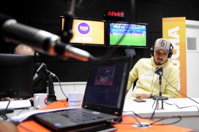  CAXIAS DO SUL, RS, BRASIL, 13/06/2019 - Show dos esportes na Gaúcha Serra com o convidade Alex Telles, jogador do Porto. Apresentação de Eduardo costa e Renen Silveira. (Marcelo Casagrande/Agência RBS)