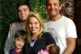 Apresentadora da RBS TV Daniela Ungaretti com os filhos João Pedro (atrás), Miguel (E), Clara, e o marido, Daniel Sosa.