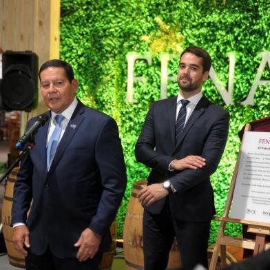  CAXIAS DO SUL, RS, BRASIL, 14/06/2019Abertura da Fenavinho com a presença do Vice presidente da República Hamilton Mourão, governador do estado do Rio Grande do Sul Eduardo Leite, do Deputado Federal Eduardo Bolsonaro e autoridades da região. (Lucas Amorelli/Agência RBS)