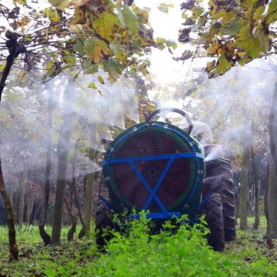  PORTO ALEGRE - RS - BR - 04.06.2019Aplicação de agrotóxicos em uma plantação de uvas.FOTÓGRAFO: TADEU VILANI AGÊNCIARBS EDITORIA CAMPO E LAVOURA