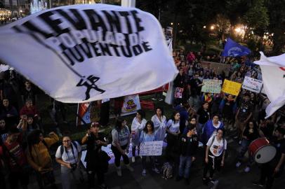  CAXIAS DO SUL, RS, BRASIL, 14/06/2019 - Centenas de pessoas, entre sindicalistas, trabalhadores, professores e estudantes participam de ato contra a Reforma da Previdência na Praça Dante Alighieri, em Caxias do Sul, no final da tarde desta sexta-feira. (Marcelo Casagrande/Agência RBS)