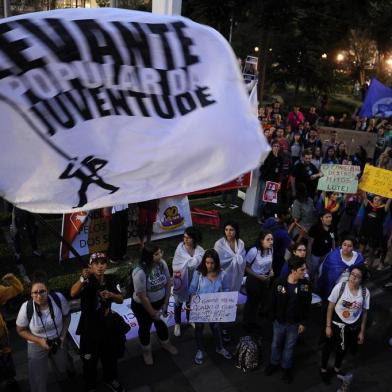  CAXIAS DO SUL, RS, BRASIL, 14/06/2019 - Centenas de pessoas, entre sindicalistas, trabalhadores, professores e estudantes participam de ato contra a Reforma da Previdência na Praça Dante Alighieri, em Caxias do Sul, no final da tarde desta sexta-feira. (Marcelo Casagrande/Agência RBS)