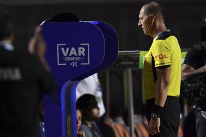  Argentine referee Nestor Pitana checks the VAR during the Copa America football tournament group match between host Brazil and Bolivia at the Cicero Pompeu de Toledo Stadium, also known as Morumbi, in Sao Paulo, Brazil, on June 14, 2019. (Photo by Pedro UGARTE / AFP)Editoria: SPOLocal: Sao PauloIndexador: PEDRO UGARTESecao: soccerFonte: AFPFotógrafo: STF