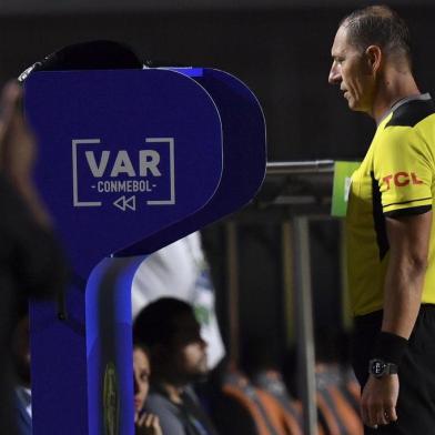  Argentine referee Nestor Pitana checks the VAR during the Copa America football tournament group match between host Brazil and Bolivia at the Cicero Pompeu de Toledo Stadium, also known as Morumbi, in Sao Paulo, Brazil, on June 14, 2019. (Photo by Pedro UGARTE / AFP)Editoria: SPOLocal: Sao PauloIndexador: PEDRO UGARTESecao: soccerFonte: AFPFotógrafo: STF