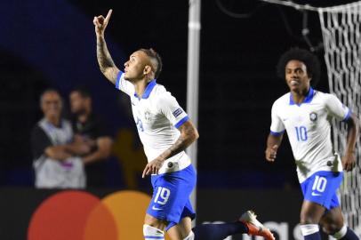  Brazils Everton (L) celebrates after scoring against Bolivia during their Copa America football tournament group match at the Cicero Pompeu de Toledo Stadium, also known as Morumbi, in Sao Paulo, Brazil, on June 14, 2019. (Photo by Pedro UGARTE / AFP)Editoria: SPOLocal: Sao PauloIndexador: PEDRO UGARTESecao: soccerFonte: AFPFotógrafo: STF