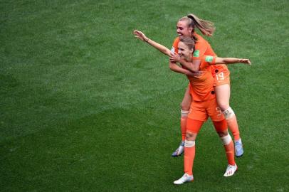  Netherlands forward Vivianne Miedema (L) is congratulated by Netherlands midfielder Jill Roord after scoring a goal during the France 2019 Womens World Cup Group E football match between the Netherlands and Cameroon, on June 15, 2019, at the Hainaut Stadium in Valenciennes, northern France. (Photo by Philippe HUGUEN / AFP)Editoria: SPOLocal: ValenciennesIndexador: PHILIPPE HUGUENSecao: soccerFonte: AFPFotógrafo: STF