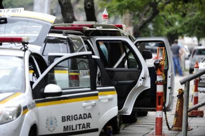  PORTO ALEGRE,RS,BRASIL.2019,06,15.Presos em viaturas da Brigada Militar,ao lado  do Palacio Policia Civil,por falta de vagas em presidios,a calçada está com 8 viaturas,vinte presos e vinte um policiais militares.(RONALDO BERNARDI/AGENCIA RBS).