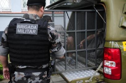  PORTO ALEGRE,RS,BRASIL.2019,06,15.Presos em viaturas da Brigada Militar,ao lado  do Palacio Policia Civil,por falta de vagas em presidios,a calçada está com 8 viaturas,vinte presos e vinte um policiais militares.(RONALDO BERNARDI/AGENCIA RBS).