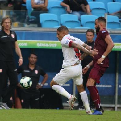 Venezuela e Peru se enfrentam na Arena do Grêmio pela primeira  rodada do grupo A da Copa América. No lance, Paolo Guerrero.