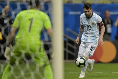  Argentinas Lionel Messi drives the ball near Colombias goalkeeper David Ospina during their Copa America football tournament group match at the Fonte Nova Arena in Salvador, Brazil, on June 15, 2019. (Photo by Raul ARBOLEDA / AFP)Editoria: SPOLocal: SalvadorIndexador: RAUL ARBOLEDASecao: soccerFonte: AFPFotógrafo: STF