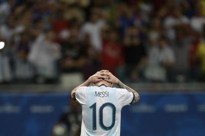  Argentinas Lionel Messi gestures after missing a goal opportunity against Colombia during their Copa America football tournament group match at the Fonte Nova Arena in Salvador, Brazil, on June 15, 2019. (Photo by Juan MABROMATA / AFP)Editoria: SPOLocal: SalvadorIndexador: JUAN MABROMATASecao: soccerFonte: AFPFotógrafo: STF