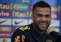 De volta a Salvador, Dani Alves relembra contrato de R$ 60: "Era muito para a minha família"