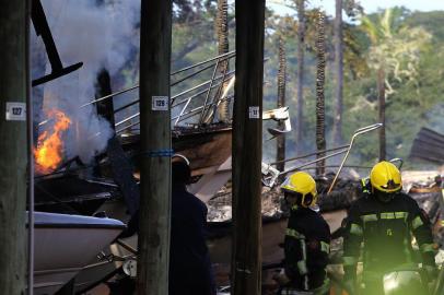  PORTO ALEGRE - RIO GRANDE DO SUL - BRASIL - Incêndio em lanchas na Marina  da Conga na Ilhas das Flores (FOTOS: LAURO ALVES/AGENCIARBS)