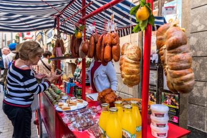 An outdoor market in Mallorca.MALLORCA, Spain â BC-TRAVEL-TIMES-36-MALLORCA-ART-NYTSF â An outdoor market in Mallorca. Northern Europeans love Mallorca, the breezy Balearic island about 125 miles off the coast of mainland Spain. An easy weekend getaway for sun-seeking Brits, Germans and Scandinavians, the Mediterranean island and its capital, Palma, are sometimes derided as a cheap package-tour destination for hard-partying holidaymakers. And in July and August â the height of the summer season â this is certainly true. But the rest of the year, youâre as likely to hear accented English as MallorquÃ­, the local dialect of Catalan. So wander the warren of narrow stone alleyways in Palmaâs medieval center, drive inland to explore ancient olive groves and rural mountain villages, and along the way, discover another side of this surprising, sun-baked island. (CREDIT: Emilio Parra Doiztua/The New York Times)--ONLY FOR USE WITH ARTICLE SLUGGED -- BC-TRAVEL-TIMES-36-MALLORCA-ART-NYTSF -- OTHER USE PROHIBITED.Editoria: TRALocal: MadridIndexador: Emilio Parra DoiztuaFonte: NYTNSFotógrafo: STRs