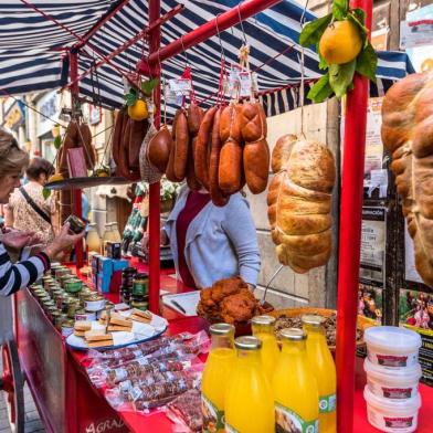 An outdoor market in Mallorca.MALLORCA, Spain â BC-TRAVEL-TIMES-36-MALLORCA-ART-NYTSF â An outdoor market in Mallorca. Northern Europeans love Mallorca, the breezy Balearic island about 125 miles off the coast of mainland Spain. An easy weekend getaway for sun-seeking Brits, Germans and Scandinavians, the Mediterranean island and its capital, Palma, are sometimes derided as a cheap package-tour destination for hard-partying holidaymakers. And in July and August â the height of the summer season â this is certainly true. But the rest of the year, youâre as likely to hear accented English as MallorquÃ­, the local dialect of Catalan. So wander the warren of narrow stone alleyways in Palmaâs medieval center, drive inland to explore ancient olive groves and rural mountain villages, and along the way, discover another side of this surprising, sun-baked island. (CREDIT: Emilio Parra Doiztua/The New York Times)--ONLY FOR USE WITH ARTICLE SLUGGED -- BC-TRAVEL-TIMES-36-MALLORCA-ART-NYTSF -- OTHER USE PROHIBITED.Editoria: TRALocal: MadridIndexador: Emilio Parra DoiztuaFonte: NYTNSFotógrafo: STRs