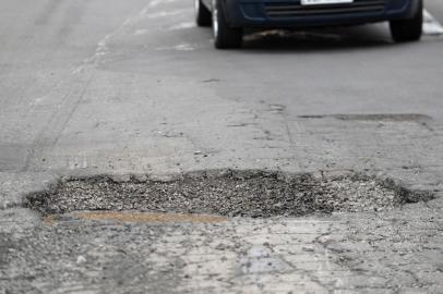  CAXIAS DO SUL, RS, BRASIL - 12/05/2019 - Moradores usam cone para chamar atenção para buraco na RS-122, na altura do km 60 (FOTO: ANSELMO CUNHA/AGENCIA RBS)