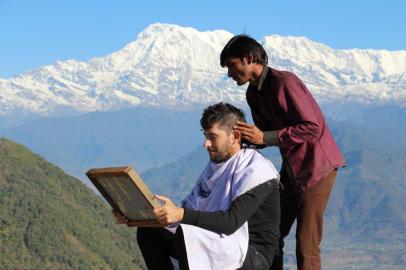 Geovani Brisotto cortando o cabelo no Himalaia, Nepal