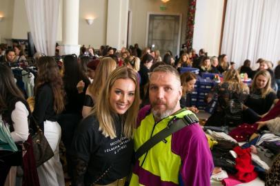  PORTO ALEGRE, RS, BRASIL, 11.06.2019. Claudia Bartelle e o Estilista Alexandre Herchcovitch. Bazar beneficente de Claudia Bartelle , na Associação Leopoldina Juvenil, com renda destinada a casa de Apoio Madre Ana. (FOTO ANDRÉA GRAIZ/AGÊNCIA RBS)Indexador: Andrea Graiz