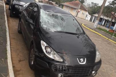 Acidente com ciclista e veículo argentino na BR-290. Foto: PRF/Divulgação