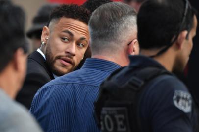  Brazilian football player Neymar (L) arrives at the Women's Defence Precinct in Sao Paulo, Brazil on June 13, 2019 to testify after Brazilian Najila Trindade filed a complaint against him on May 31, saying he assaulted her after inviting her to visit him in Paris. - Brazilian police said on Thursday they had filed a defamation suit against the woman who has accused football star Neymar of rape, after she insinuated the force was corrupt. (Photo by Nelson ALMEIDA / AFP)Editoria: SOILocal: Sao PauloIndexador: NELSON ALMEIDASecao: soccerFonte: AFPFotógrafo: STF