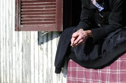  MOSTARDAS-RS- BRASIL- Morador do Rincão do Cristovão Pereira, um recôndito distrito de Mostardas, no litoral sul gaúcho, o agricultor aposentado Alvaro Machado Noveli, 77 anos, foi vítima de falsificação da sua assinatura. Por cerca de um ano, o idoso, que recebe do INSS um salário mínimo, teve descontado no contracheque a "mensalidade" de R$ 18,74 em favor da Centrape. FOTO RONALDO BERNARDI/ZERO HORA. 