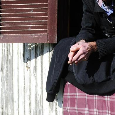  MOSTARDAS-RS- BRASIL- Morador do Rincão do Cristovão Pereira, um recôndito distrito de Mostardas, no litoral sul gaúcho, o agricultor aposentado Alvaro Machado Noveli, 77 anos, foi vítima de falsificação da sua assinatura. Por cerca de um ano, o idoso, que recebe do INSS um salário mínimo, teve descontado no contracheque a mensalidade de R$ 18,74 em favor da Centrape. FOTO RONALDO BERNARDI/ZERO HORA. 