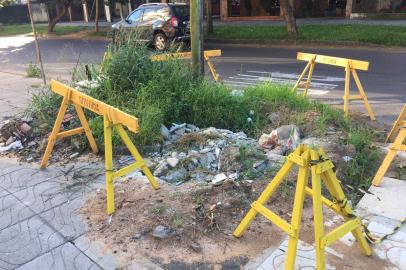 Buraco no cruzamento entre as ruas Itaboraí e Serafim Terra, no bairro Jardim Botânico, em Porto Alegre. Cratera