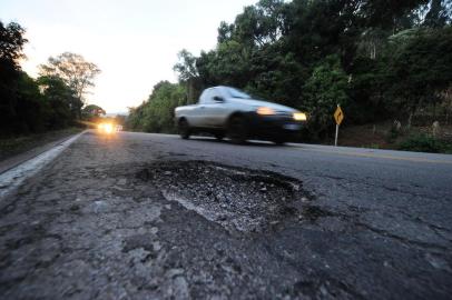  SÃO VENDELINO, RS, BRASIL, 17/06/2019. Buracos existentes na ERS-122 entre Farropilha e São Vendelino. Na foto, trecho do KM 45. (Porthus Junior/Agência RBS)