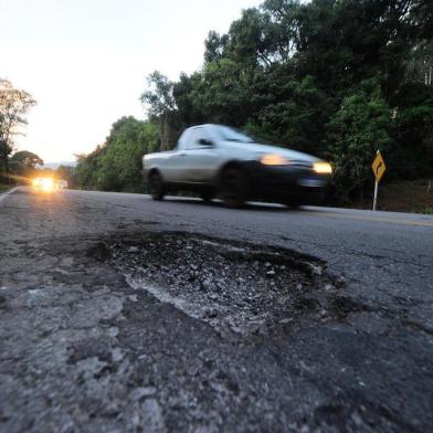  SÃO VENDELINO, RS, BRASIL, 17/06/2019. Buracos existentes na ERS-122 entre Farropilha e São Vendelino. Na foto, trecho do KM 45. (Porthus Junior/Agência RBS)