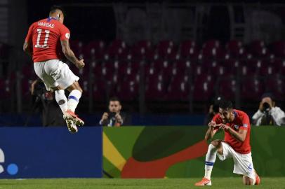  Chile's Eduardo Vargas(L) celebrates with teammate Chile's Mauricio Isla after scoring  during a Copa America football tournament Group C match between Chile and Japan at the Cicero Pompeu de Toledo Stadium, also known as Morumbi, in Sao Paulo, Brazil, on June 17, 2019. (Photo by Nelson Almeida / AFP)Editoria: SPOLocal: Sao PauloIndexador: NELSON ALMEIDASecao: soccerFonte: AFPFotógrafo: STF