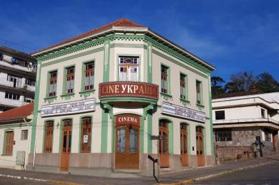 Prédio da Farmácia Palombini, de Antonio Prado, construído em 1930, se transformou no Cine Ykpaiha para as gravações da série Desalma. 