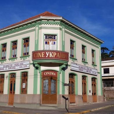 Prédio da Farmácia Palombini, de Antonio Prado, construído em 1930, se transformou no Cine Ykpaiha para as gravações da série Desalma. 