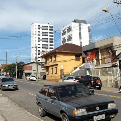  CAXIAS DO SUL, RS, BRASIL, 18/06/2019eonardo.lopes@pioneiro.comO ataque sofrido no início da tarde desta segunda-feira (17) foi a quinta vez que o adolescente de 17 anos foi assaltado em Caxias do Sul. O jovem, que trabalha como empacotador de um supermercado, pretendia almoçar em uma lanchonete quando foi espancado por um grupo de ladrões logo no início da tarde. Os cinco crimes aconteceram nos últimos dois anos e, quase todos, foram entre os bairros Cristo Redentor e Exposição. Contudo, esta, a do início da semana, é a primeira vez que o jovem decide registrar ocorrência.  (Lucas Amorelli/Agência RBS)