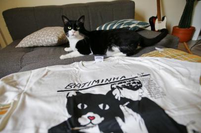  PORTO ALEGRE, RS, BRASIL, 13-06-2019: o gato Batiminha é o mascote da marca de camisetas Sound & Vision, de Patrick Magalhães. A marca utiliza fotos do pet nas redes sociais, e tem inclusive camisetas com o gato (FOTO FÉLIX ZUCCO/AGÊNCIA RBS, Editoria de Porto Alegre).