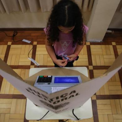  PORTO ALEGRE, RS, BRASIL,18/06/2019- Alunos do 3º Ano do Ensino Fundamental vão participar de uma eleição dos líderes usando urnas eletrônicas. O evento terá participação do TRE, que vai falar sobre questões como importância do voto no exercício da cidadania.(FOTOGRAFO: TADEU VILANI / AGENCIA RBS)