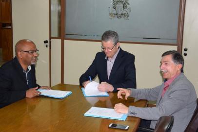 Presidente da Câmara de Caxias, Flavio Cassina (PTB), promulga leis de autoria dos vereadores Edson da Rosa (MDB) e Adiló Didomenico (PTB). 