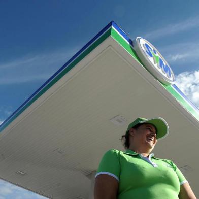  CAXIAS DO SUL, RS, BRASIL, 17/06/2019Milene da Silva Bolz conquistou emprego em posto de combustíveis. Ela foi personagem de reportagem sobre o aumento da pobreza em Caxias do Sul. (Lucas Amorelli/Agência RBS)