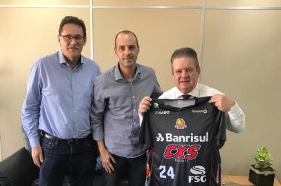 O presidente da Federação Gaúcha de Basquete, Rogério Caberlon (E),e  o técnico do Caxias Basquete, Rodrigo Barbosa (C), estiveram reunidos com o vice-governador Ranolfo Vieira Jr (PTB). Eles buscam apoio para renovar o patrocínio do Banrisul.