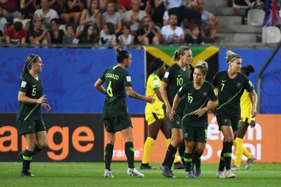  Australias players celebrate a second goal during  the France 2019 Womens World Cup Group C football match between Jamaica and Australia, on June 18, 2019, at the Alpes Stadium Grenoble, central-eastern France. (Photo by Jean-Pierre Clatot / AFP)Editoria: SPOLocal: GrenobleIndexador: JEAN-PIERRE CLATOTSecao: soccerFonte: AFPFotógrafo: STF