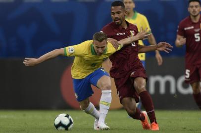  Brazils Arthur (front) vies with Venezuelas Junior Moreno during their Copa America football tournament group match at the Fonte Nova Arena in Salvador, Brazil, on June 18, 2019. (Photo by Juan MABROMATA / AFP)Editoria: SPOLocal: SalvadorIndexador: JUAN MABROMATASecao: soccerFonte: AFPFotógrafo: STF