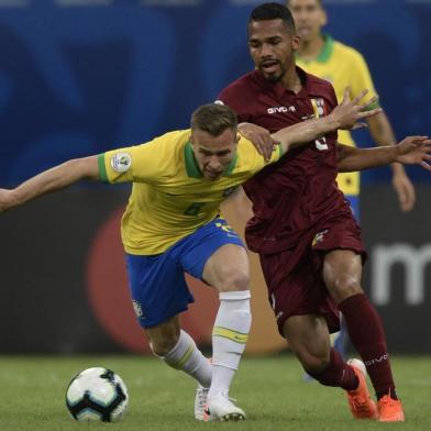  Brazils Arthur (front) vies with Venezuelas Junior Moreno during their Copa America football tournament group match at the Fonte Nova Arena in Salvador, Brazil, on June 18, 2019. (Photo by Juan MABROMATA / AFP)Editoria: SPOLocal: SalvadorIndexador: JUAN MABROMATASecao: soccerFonte: AFPFotógrafo: STF