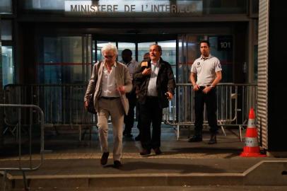 Mondial-2022 au Qatar: Platini en garde à vueEx-UEFA chief Michel Platini (R), flanked by his lawyer William Bourdon (L), leaves the Central Office for Combating Corruption and Financial and Tax Crimes after being arrested in connection with a criminal investigation into the award of the 2022 World Cup to Qatar, in Nanterre, west of Paris in the early hours of June 19, 2019. - The banned ex-UEFA chief Michel Platini was freed from French custody Wednesday, an AFP journalist said, after several hours of questioning in connection with a criminal investigation into the awarding of the 2022 World Cup to Qatar.He is no longer in custody, William Bourdon, the lawyer of the French football legend, said shortly before 1:00 am. There had been a lot of fuss over nothing, he added. (Photo by Zakaria ABDELKAFI / AFP)Editoria: SPOLocal: NanterreIndexador: ZAKARIA ABDELKAFISecao: soccerFonte: AFPFotógrafo: STR