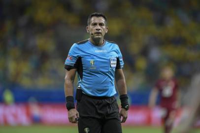  Chilean referee Julio Bascunan conducts the Copa America football tournament group match between Brazil and Venezuela at the Fonte Nova Arena in Salvador, Brazil, on June 18, 2019. (Photo by Juan MABROMATA / AFP)Editoria: SPOLocal: SalvadorIndexador: JUAN MABROMATASecao: soccerFonte: AFPFotógrafo: STF