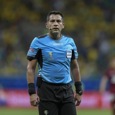  Chilean referee Julio Bascunan conducts the Copa America football tournament group match between Brazil and Venezuela at the Fonte Nova Arena in Salvador, Brazil, on June 18, 2019. (Photo by Juan MABROMATA / AFP)Editoria: SPOLocal: SalvadorIndexador: JUAN MABROMATASecao: soccerFonte: AFPFotógrafo: STF