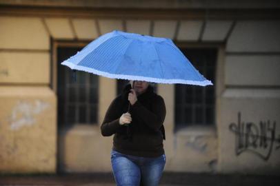  PORTO ALEGRE,RS.BRASIL.2019,06,19.Gauchos esperavam a chegada do frio hoje e não chegou,muitos estavam despreparados para chegada da chuva.(RONALDO BERNARDI/AGENCIA RBS).