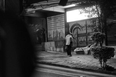  CAXIAS DO SUL, RS, BRASIL, 14/06/2019 - Grupo de amigos sai as segundas-feiras para distribuir sanduíches e café para pessoas em situação de rua. O diferencial do grupo é que além do lanche, eles conversam com o pessoal, sabem o nome e a história de cada um. (Marcelo Casagrande/Agência RBS)Indexador:                                 