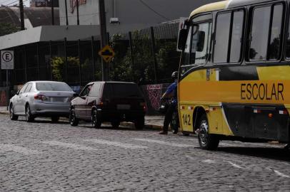 estacionamento do transporte escolar no colégio imigrante