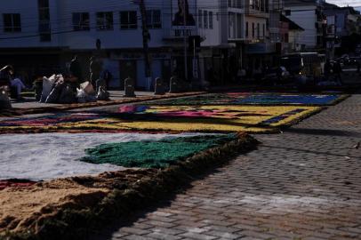  FLORES DA CUNHA, RS, BRASIL (19/06/2019)Preparação dos tapetes de serragem em comemoração ao feriado católico de Corpus Christi. (Antonio Valiente/Agência RBS)